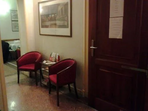 Piccolo Di Piazza Di Spagna Suites Rome 2*,